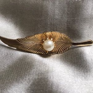 Vintage goldtone leaf brooch